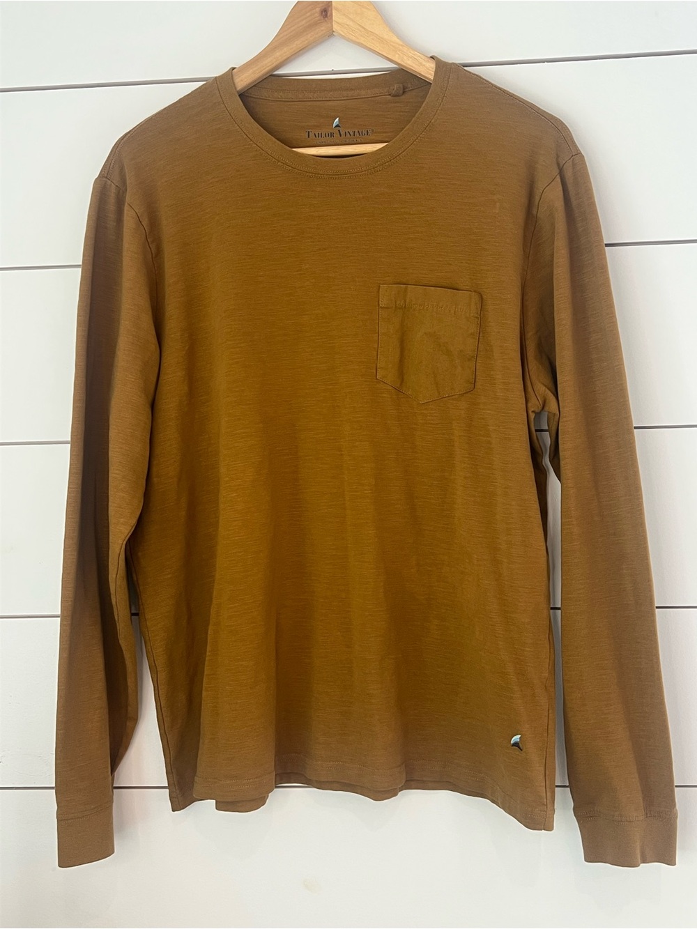 Tailor Vintage Long-Sleeve Pocket Tee in an earthy‎ Brownish